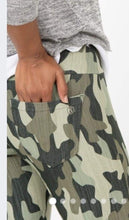 Load image into Gallery viewer, Agnes &amp; Dora Moto Jeggings - Camo